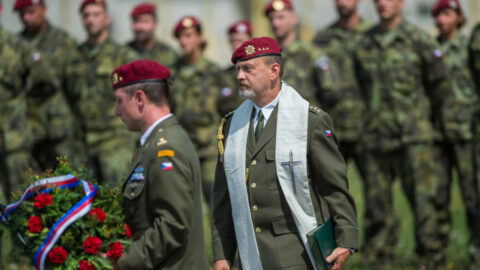 Slavnostní nástup a pieta za kolegy padlé v Afghánistánu za účasti vojenského kaplana Petra Hašky (Tábor, 5. 8. 2019)