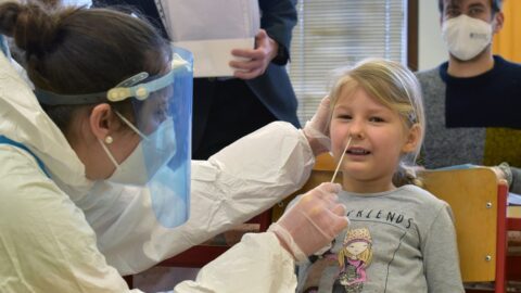 Zkušební testování antigenními testy Lepu Medical na školách Prahy 6