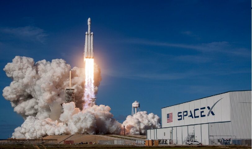 Nosná raketa Falcon Heavy společnosti Space X.