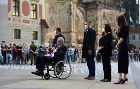 Miloš Zeman a třicet tisíc svíček v kelímcích na pivo