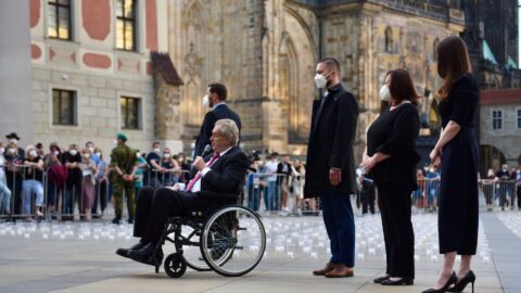 Miloš Zeman a třicet tisíc svíček v kelímcích na pivo