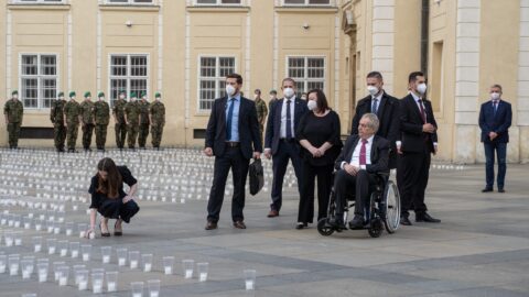 Zeman a jeho "pietní" akce na Pražském hradě za oběti koronaviru 