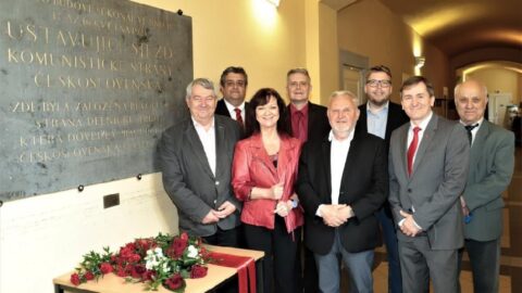 Redaktor Haló novin Roman Blaško (druhý zprava) s Vojtěchem Filipem, Petrem Šimůnkem, Martou Semelovou, Stanislavem Grospičem, Václavem Ortem, Milanem Krajčou a Arnoldem Gregou