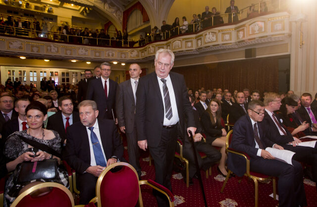 Miloš Zeman kráčející - Andrej Babiš sedící (Den podnikatelů ČR, Praha, 13. 11. 2014)