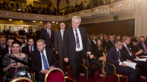 Miloš Zeman kráčející - Andrej Babiš sedící (Den podnikatelů ČR, Praha, 13. 11. 2014)