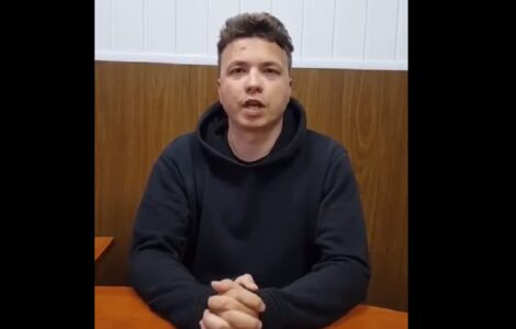 Video se zadrženým novinářem Protasevičem, na kterém tvrdí, že s ním zacházejí dobře.