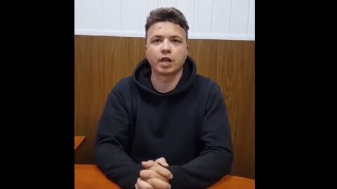 Video se zadrženým novinářem Protasevičem, na kterém tvrdí, že s ním zacházejí dobře.