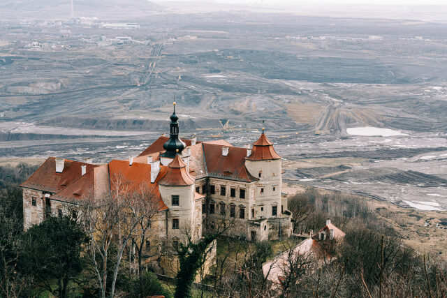 Zámek Jezeří v Krušných horách, v pozadí hnědouhelný důl Československé armády na Mostecku