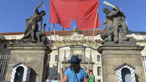 Rudé trenky jako symbol Zemanova prezidentství – demonstrace před Pražským hradem (2019)