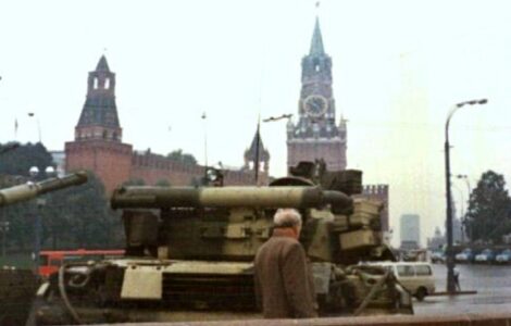 Tank T-80 na Rudém náměstí během srpnového převratu v roce 1991.