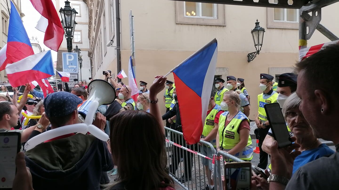 Záběr z demonstrace proti opatřením a covidovým certifikátům