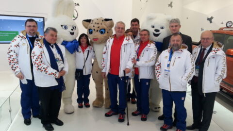 Prezident Zeman s manželkou Ivanou na olympiádě v ruském Soči s plyšovými maskoty, Mynářem, Nejedlým, Dukou, Remkem, Kmoníčkem a Forejtem (9. 2. 2014)