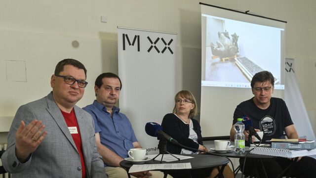 Petr Hlaváček, Jan Kalous, Hana Kordová Marvanová a Petr Blažek v Domě pážat na tiskové konferenci k plánům Muzea paměti XX. století (15. 6. 2021)