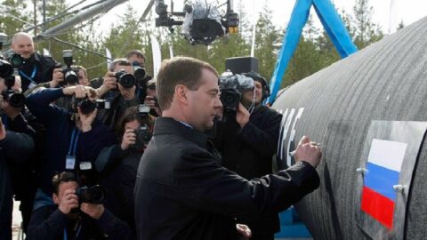 Tehdejší ruský prezident Dmitrij Medveděv oficiálně zahajuje pokládku potrubí plynovodu Nord Stream 2 v podvodním úseku dne 9. dubna 2010. Kvůli invazi na Ukrajinu projekt skončil.