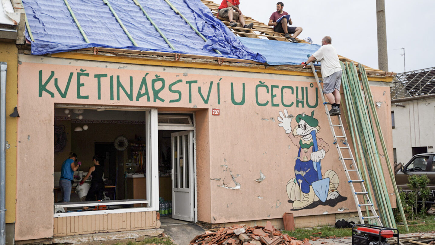 Hrozivé následky tornáda na jižní Moravě