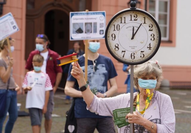 V Německu jsou běžné demonstrace občanů-rodičů týkající se školství a vzdělávání (Mohuč, 10. 7. 2021)