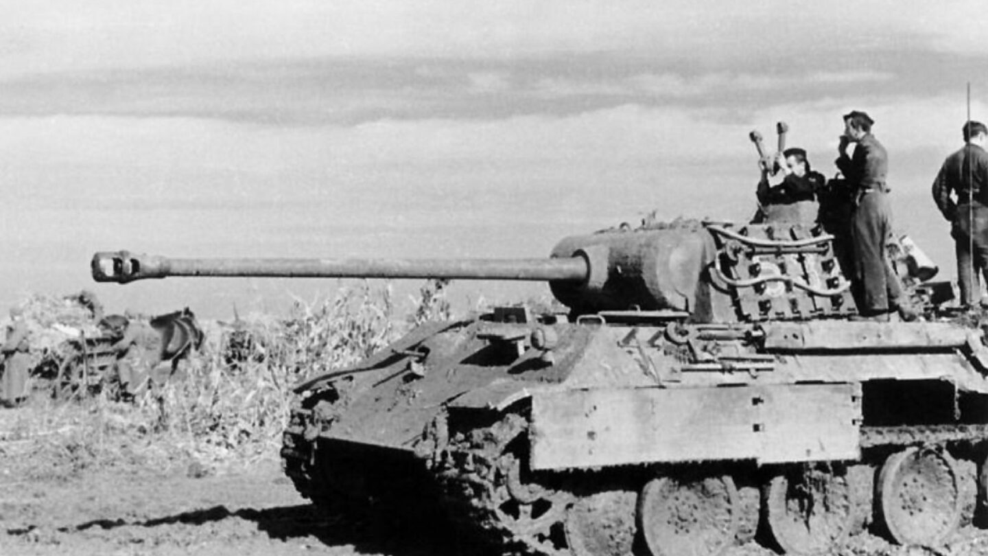 Tank Panther na východní frontě v roce 1944.