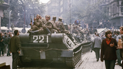 Okupační vojáci projíždějí v srpnu roku 1968 pražskými ulicemi. 