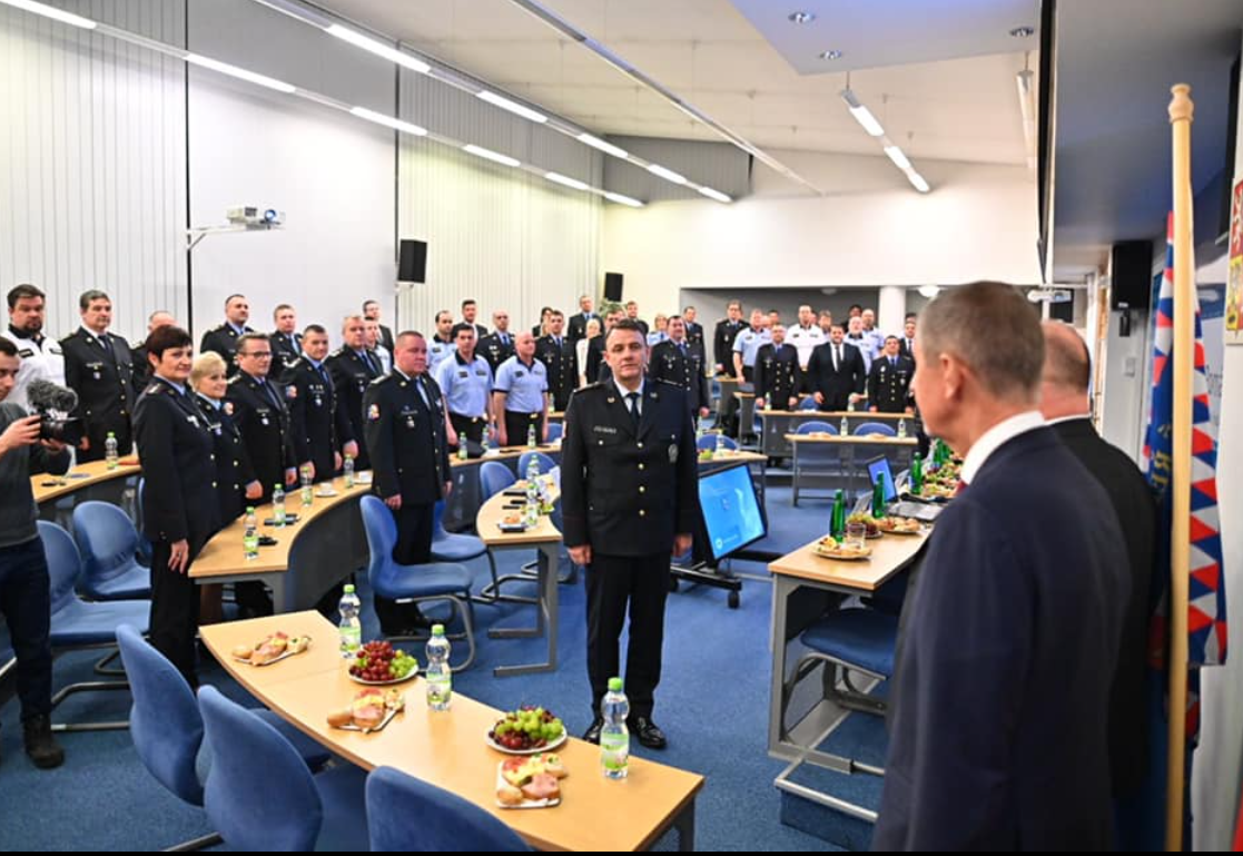 Premiér Andrej Babiš (ANO) s policisty