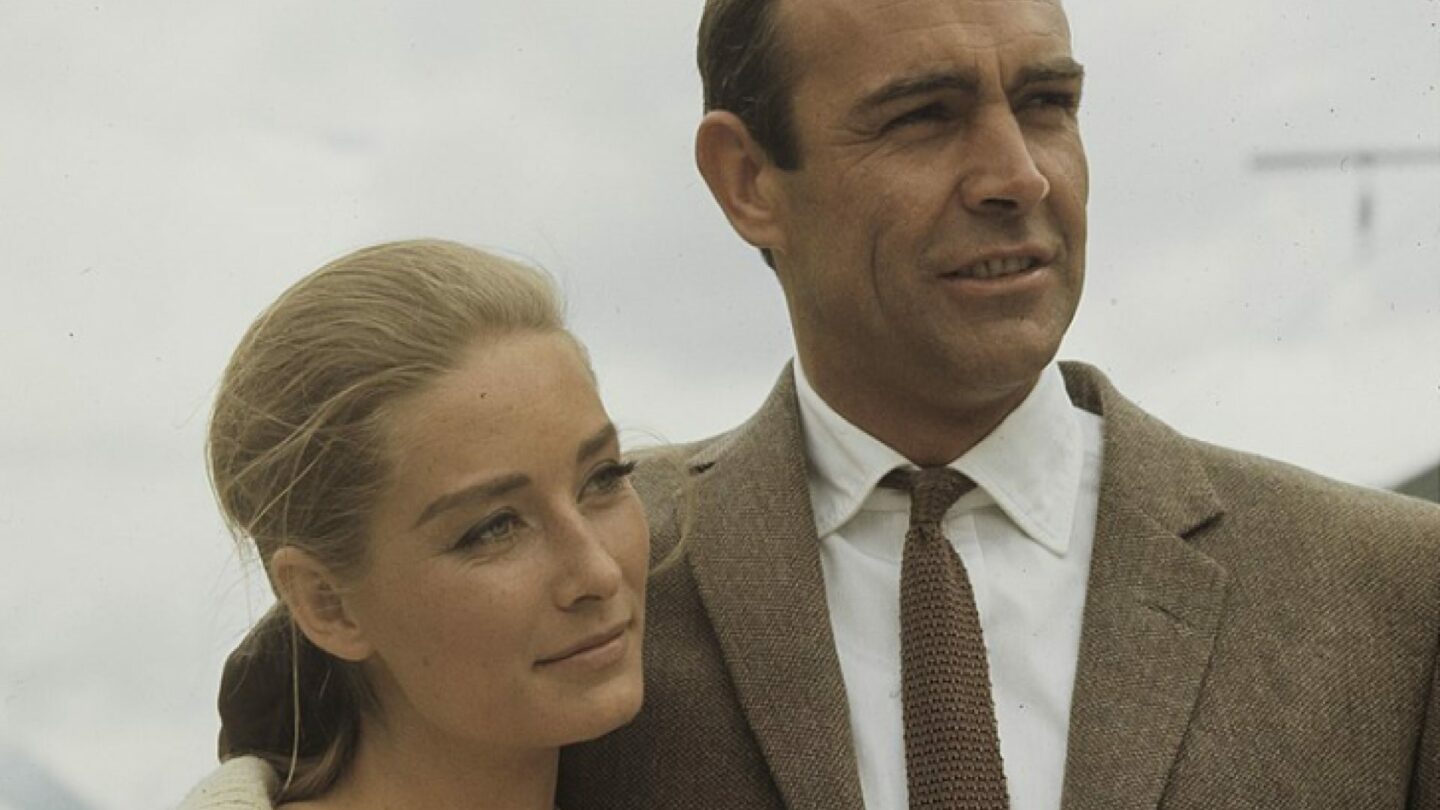 Sean Connery jako Bond (s kolegyní Taniou Mallet) při natáčení filmu Goldfinger v roce 1964.