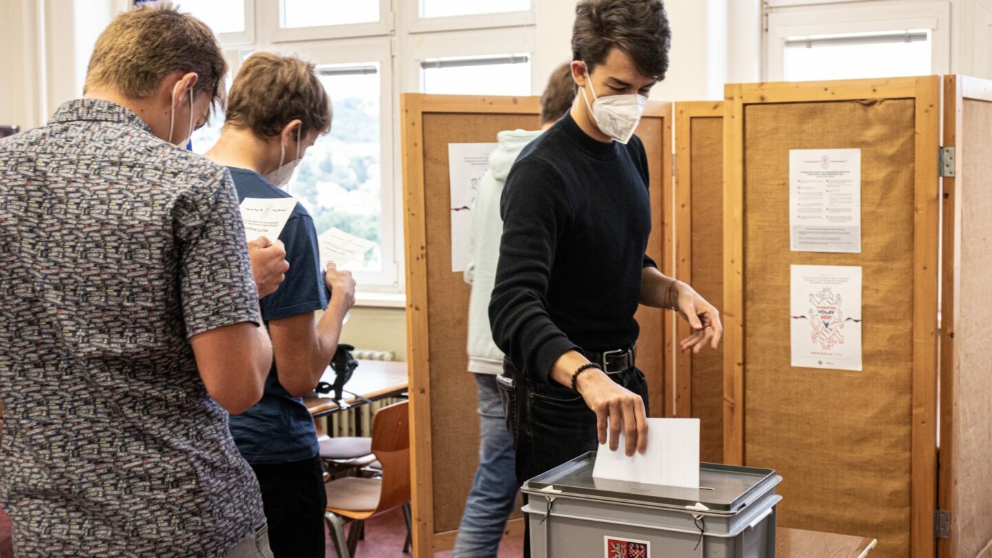 Žáci Gymnázia Nad Kavalírkou volí ve 12. ročníku Studentských voleb