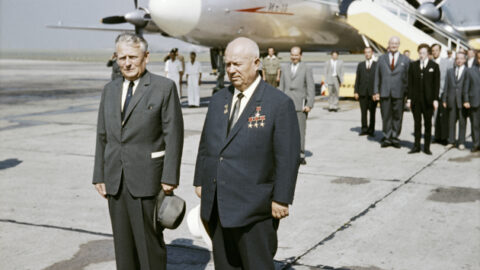 Prolhaný sovětský vůdce Chruščov na inspekci u Antonína Novotného v československé gubernii (Praha, 27. 8. 1964)