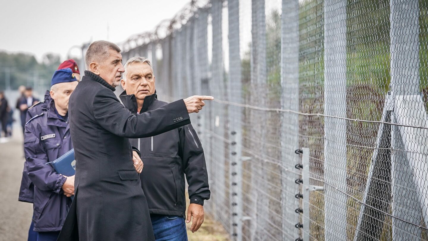 Andrej Babiš a Viktor Orbán si prohlížejí hraniční plot.