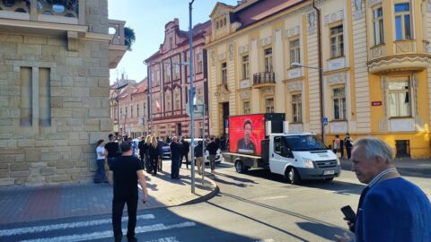 Incident při příjezdu Andreje Babiše před volební místnost v Lovosicích