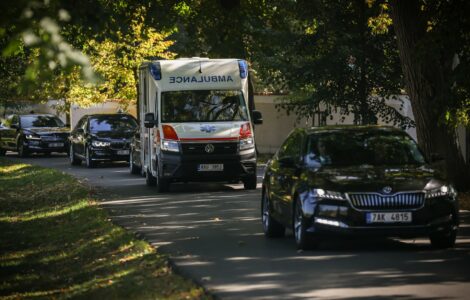 Ambulance vyjíždějící ze Zámku Lány