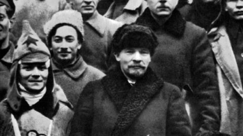 Lenin a Vorošilov mezi delegáty X. sjezdu bolševické strany RCP(b), kteří se účastnili potlačení kronštadtského povstání (březen 1921, Moskva).