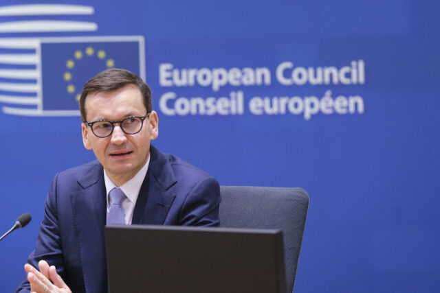 Polský premiér Mateusz Morawiecki na summitu lídrů EU v Bruselu (22. 10. 2021)