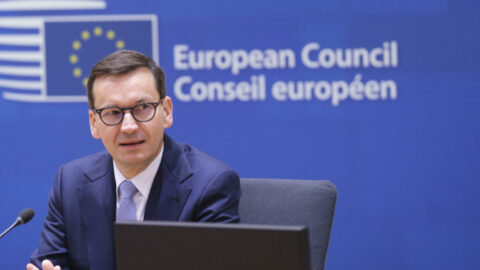 Polský premiér Mateusz Morawiecki na summitu lídrů EU v Bruselu (22. 10. 2021)