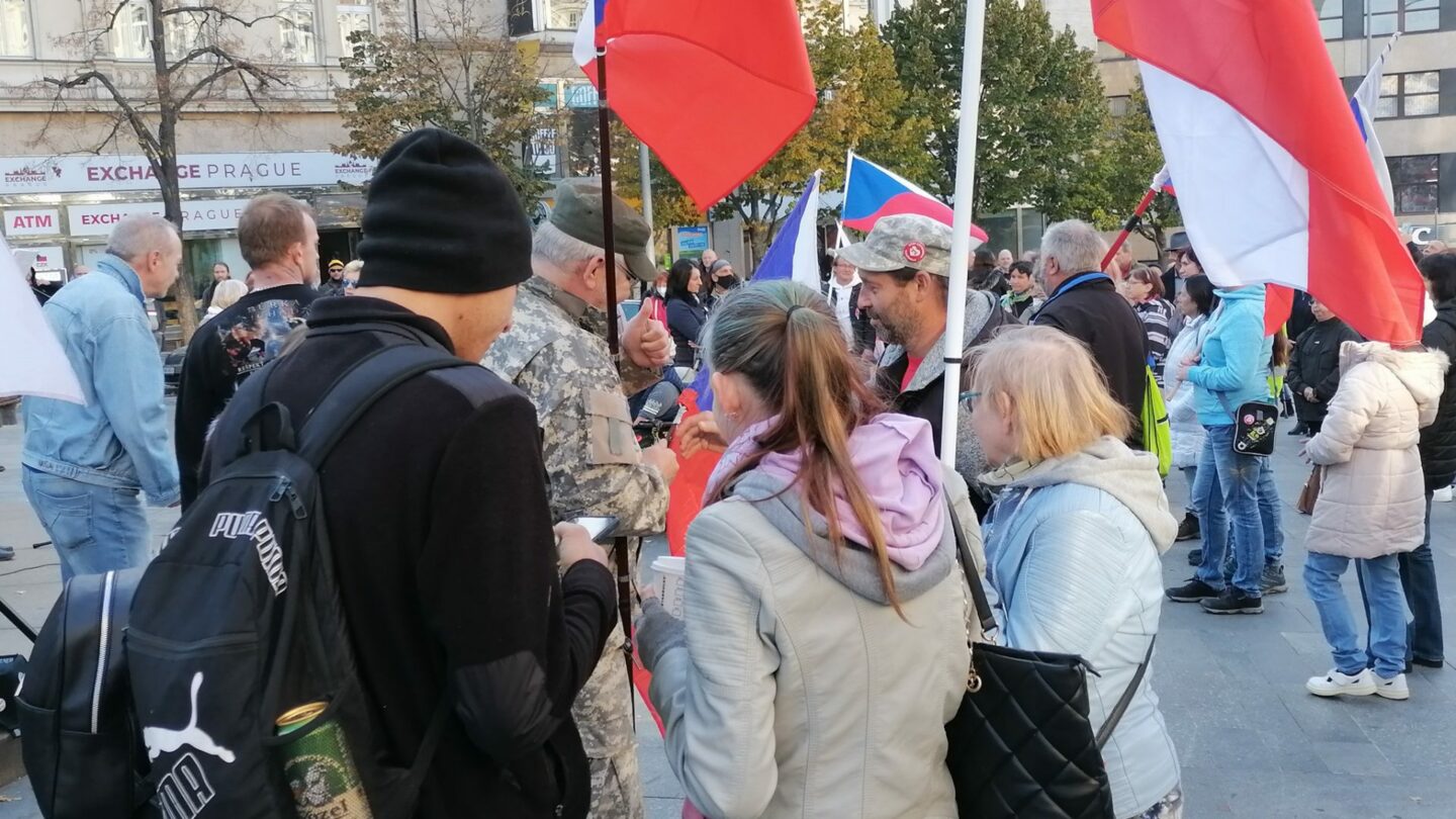 Demonstrace proti očkování a proti údajně zfalšovaným volbám. Praha 31. 10. 2021