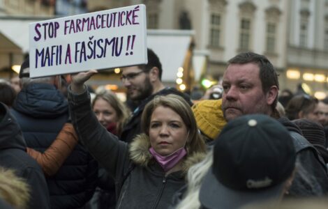 Odmítači roušek a očkování na Staroměstském náměstí 