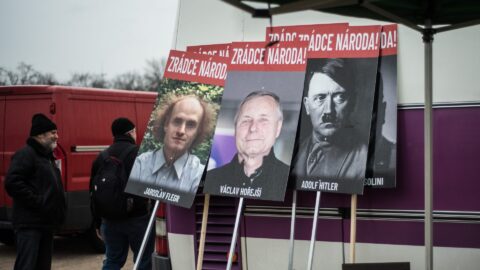 I přes nepříznivé počasí se dnes na pražské Letenské pláni sešly stovky odpůrců vlády a opatření proti pandemii covidu-19. 