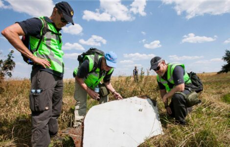 Vyšetřování místa pádu letadla MH-17 nizozemskými a australskými policisty.