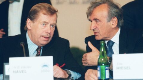 Václav Havel a Elie Wiesel na konferenci FORUM 2000 v Praze (11. 10. 1999)