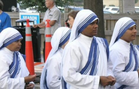 Sestry patřící k Misionářkám lásky v tradičním bílém oděvu sárí s modrým lemem.