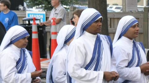 Sestry patřící k Misionářkám lásky v tradičním bílém oděvu sárí s modrým lemem.