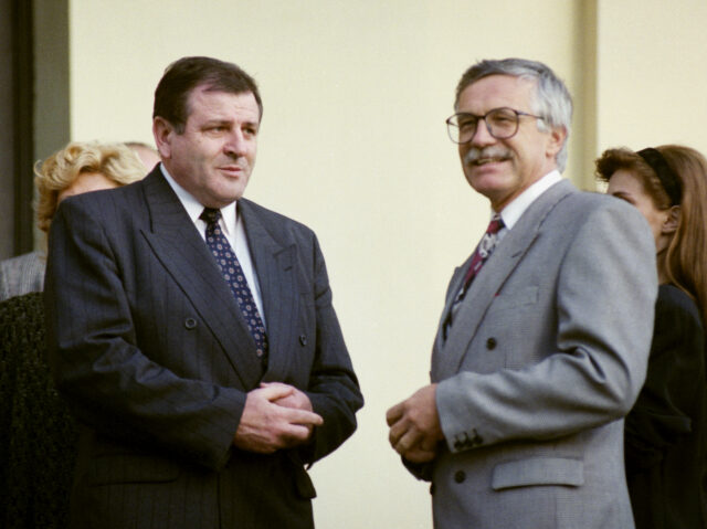 Vladimír Mečiar a Václav Klaus jednají o rozdělení Československa na zámku v Kolodějích (10. 10. 1992)