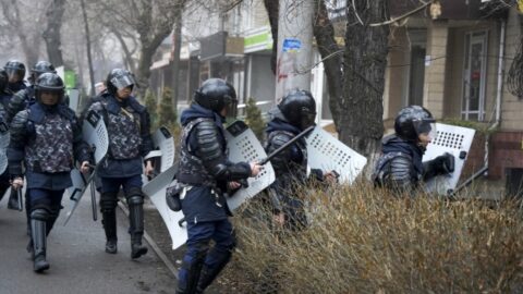 Pořádková policie blokuje demonstranty během protestu v kazašském městě Almaty ve středu 5. ledna 2022.