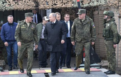 Vladimir Putin s exministrem obrany Sergejem Šojgu (vlevo) a náčelníkem generálního štábu Valerijem Gerasimovem (vpravo).
