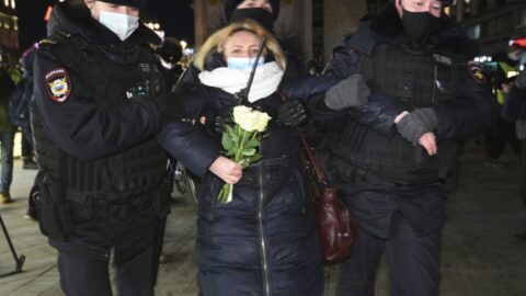 Ruská policie během zásahu v Moskvě proti demonstrantům na podporu Ukrajiny (24. 2. 2022)