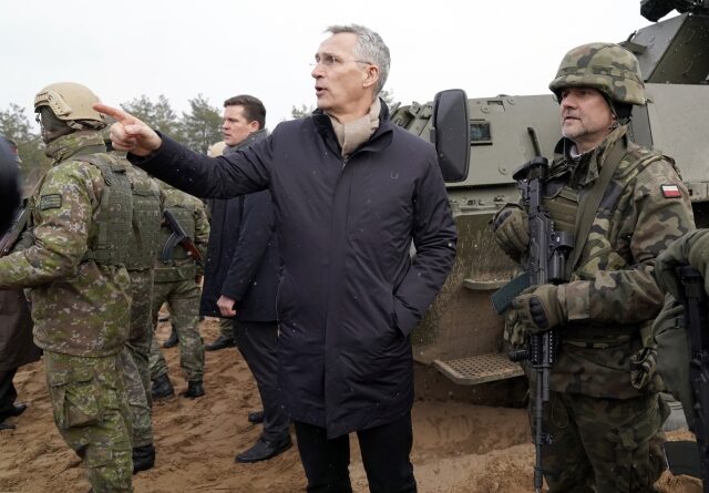 Generální tajemník NATO Jens Stoltenberg s polskými vojáky na základně Adaži v Lotyšsku (8. 3. 2022)