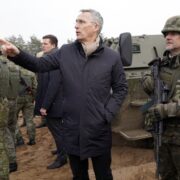 Generální tajemník NATO Jens Stoltenberg s polskými vojáky na základně Adaži v Lotyšsku (8. 3. 2022)