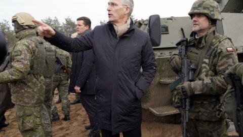 Generální tajemník NATO Jens Stoltenberg s polskými vojáky na základně Adaži v Lotyšsku (8. 3. 2022)