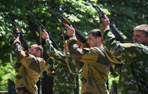 Proruští povstalci střílejí do vzduchu na pohřbu svého spolubojovníka zabitého v bitvě o Marinku u Doněcka. Rok 2015.