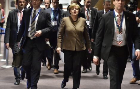 Lídři zemí evropské osmadvacítky řešili do noci na summitu v Bruselu migrační krizi. Uplatnilo se přitom východisko, které prosazuje zejména německá kancléřka Angela Merkelová.