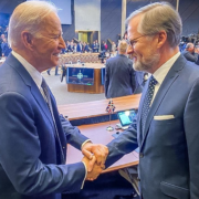 Premiér Petr Fiala (ODS) s americkým prezidentem Joem Bidenem na summitu NATO v březnu.