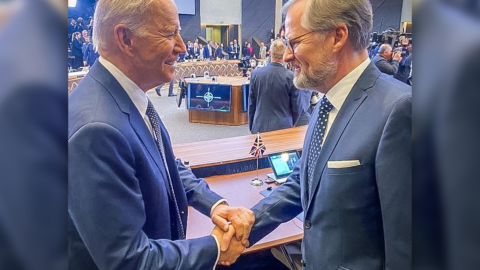 Premiér Petr Fiala (ODS) s americkým prezidentem Joem Bidenem na summitu NATO v březnu.